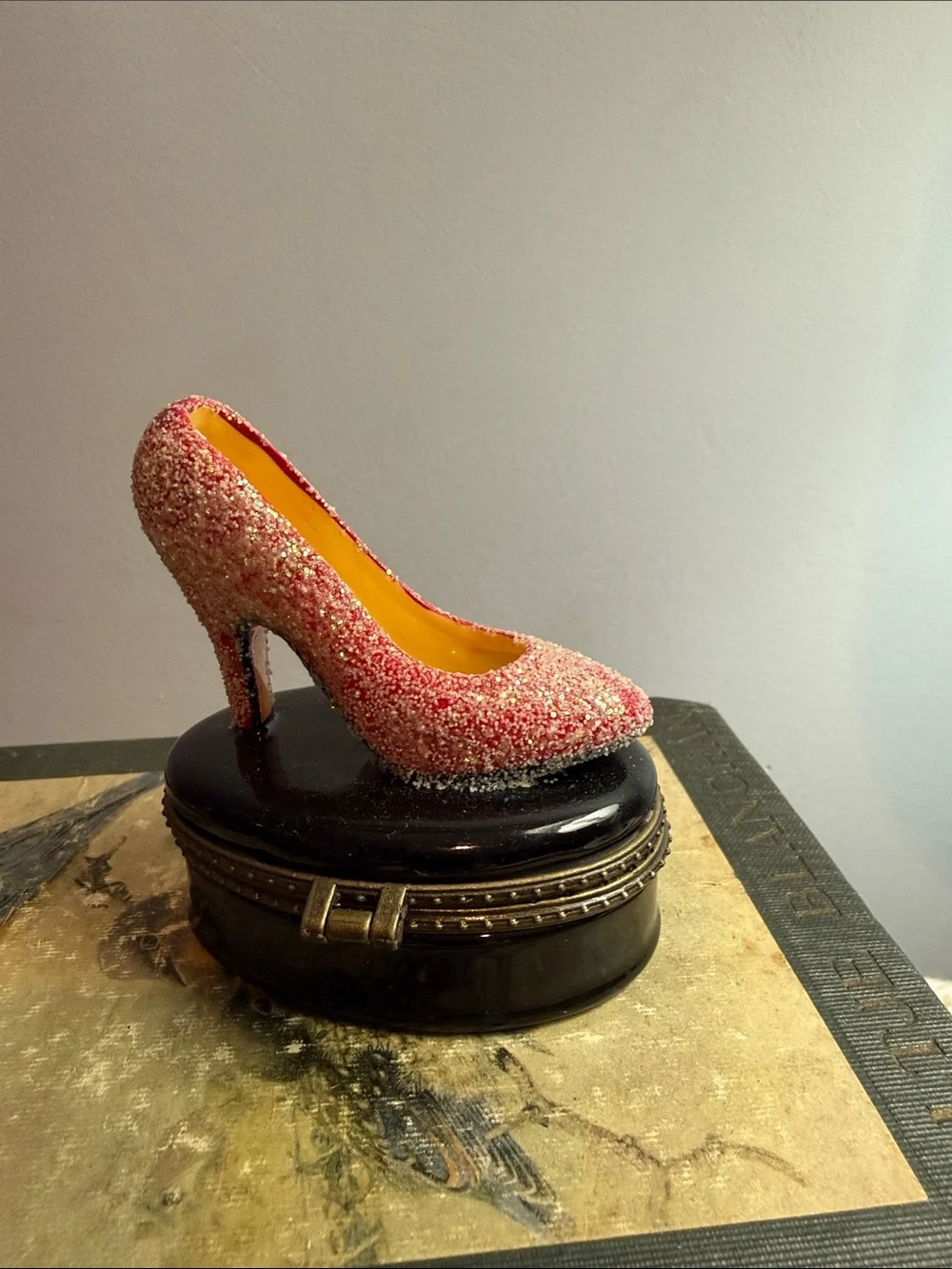 Marilyn Monroe Pink Glitter Stiletto Trinket Box - Picture 3 of 7